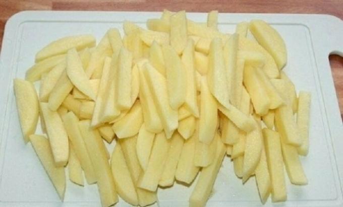 Schneiden Sie die geschälten Kartoffeln in Streifen von 1 cm in der Dicke.
