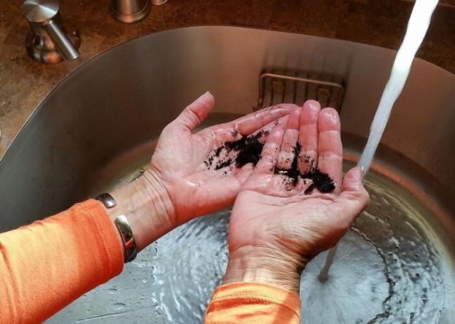 Manchmal ist es hilfreich, um Ihre Hände Kaffeesatz zu waschen. / Foto: 3.bp.blogspot.com